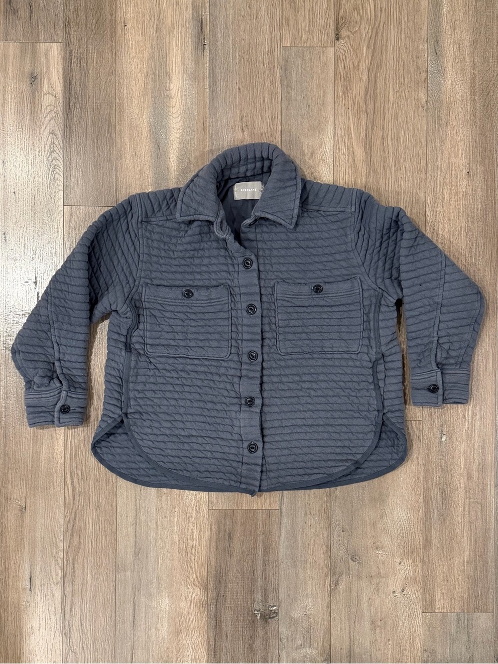 Everlane Quilted Button-Down Shirt Jacket in Charcoal Gray